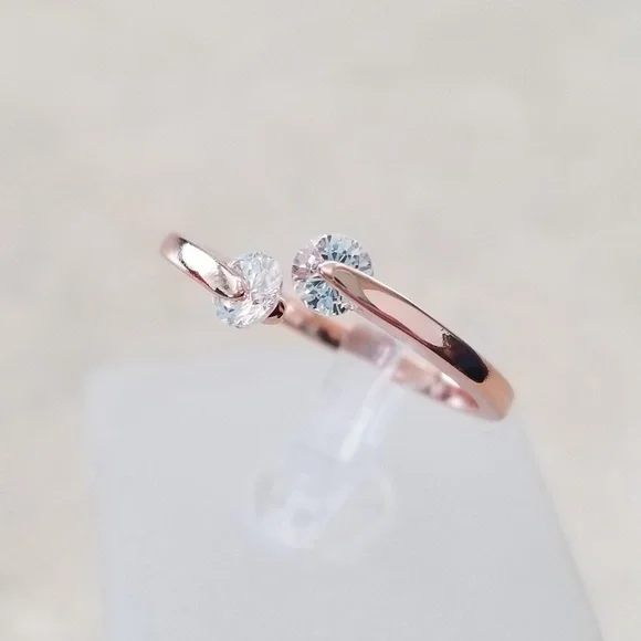 Delicate 18k Ring - Picture 2 of 6
